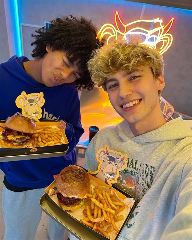 Restaurant case, Hong Kong — guests with burgers, selfie